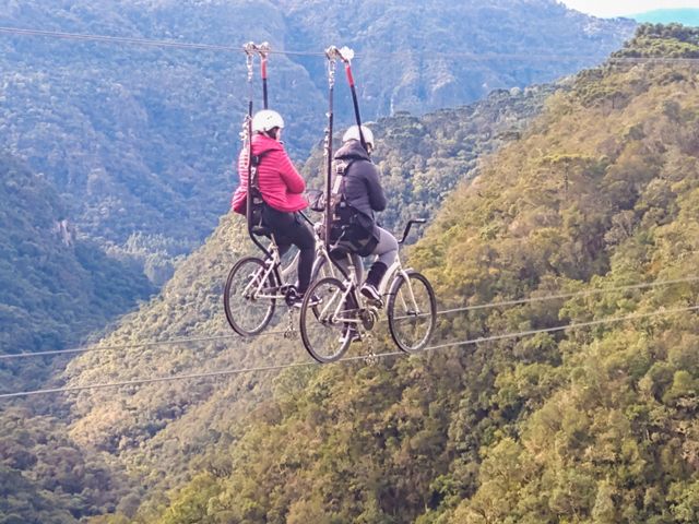 Atividade Sky Bike, no parque Cachoeira Papuã