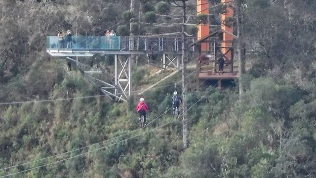 Atividade Sky Bike, no parque Cachoeira Papuã