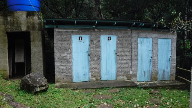 Banheiros. Rústico por fora, todo ajeitadinho por dentro