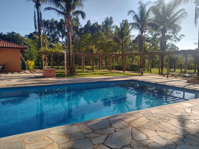 Piscina aquecida ao lado do restaurante