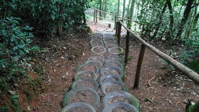 Escada formada por pneus na Cachoeira dos Felix