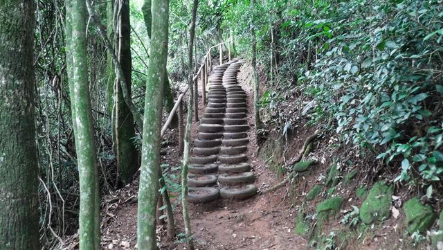 Escada formada por pneus na Cachoeira dos Felix