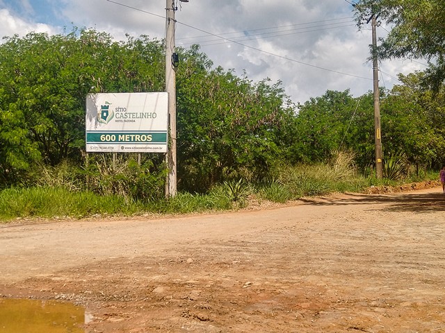 Placa do hotel na estradinha ao lado do posto de combustíveis