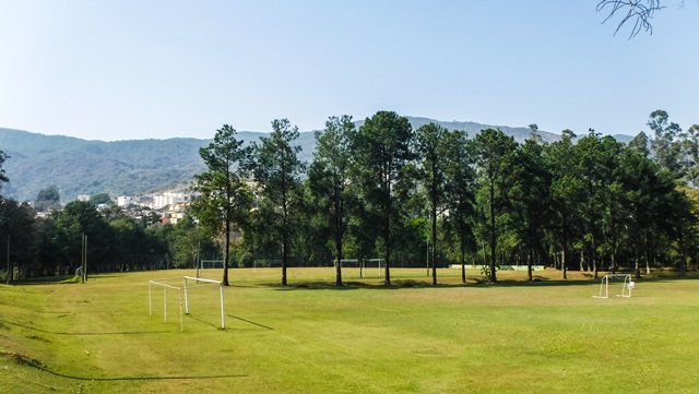 Campo de Futebol. A Seleção Brasileira treinou aqui para a Copa de 2014.