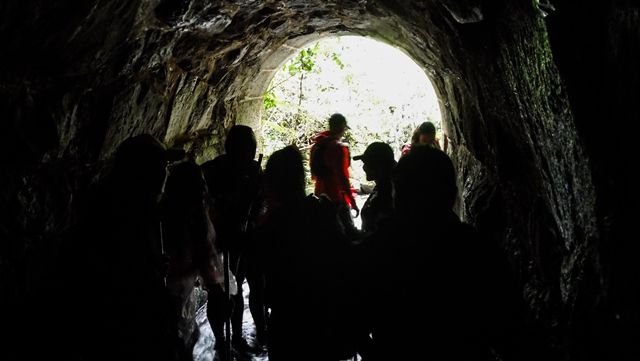 Galera reunida na "boca" do túnel