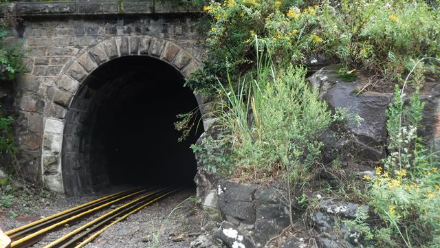 Túnel e trilhos do trem de minérios