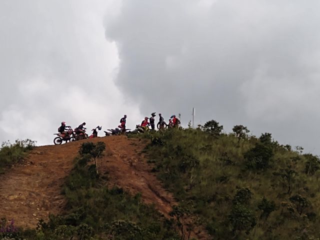Motociclistas no topo do Morro dos Ventos