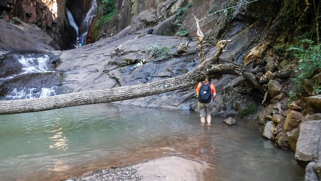 Hora de se molhar para alcançar a cachoeira