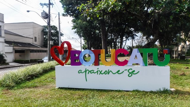 Letreiro na Praça Rubião Junior