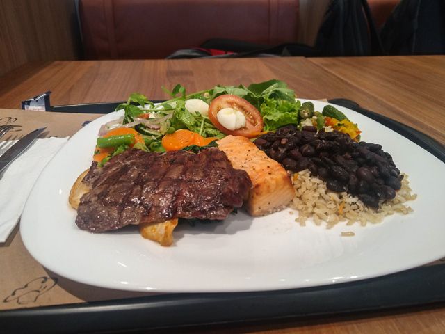 Almoço sefl-service no aeroporto de Guarulhos