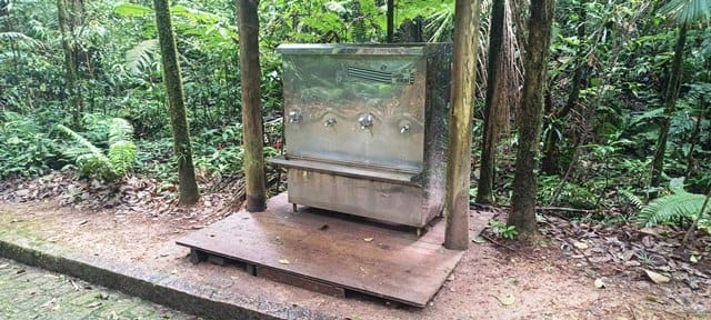 No caminho tem esse bebedouro, com água fresquinha
