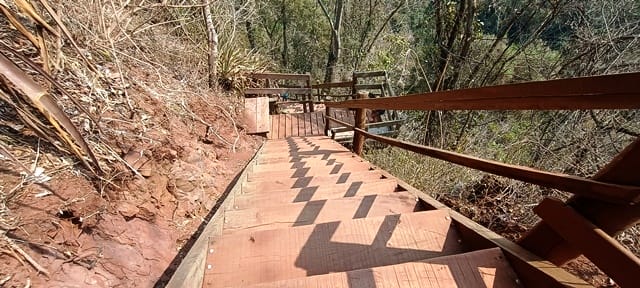 Depois os degraus de madeira, com apoio de corremãos
