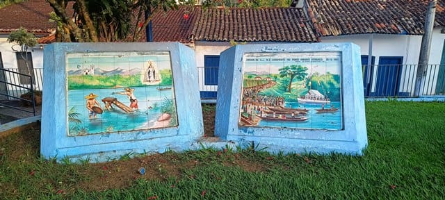 Monumento em frente a igreja