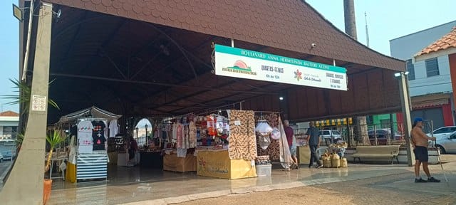 Feira de artesanato, atrás da igreja