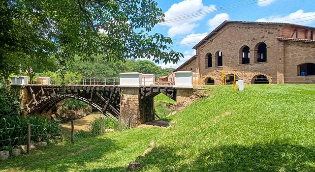Ponte articulada com a Casa de Armas Brancas ao fundo 