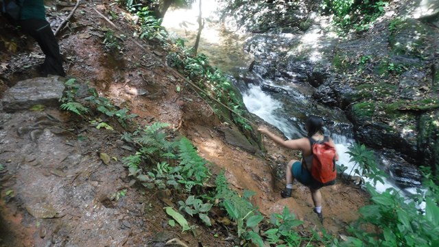 Trilha pelo Vale das Ostras, em Eldorado/SP