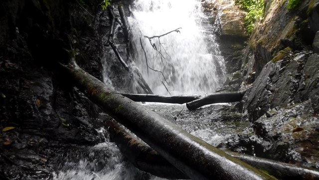 Trilha pelo Vale das Ostras, em Eldorado/SP