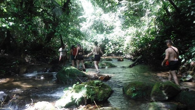 Trilha pelo Vale das Ostras, em Eldorado/SP