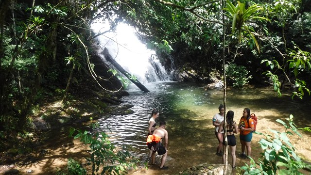 Trilha pelo Vale das Ostras, em Eldorado/SP