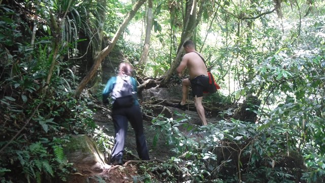 Trilha pelo Vale das Ostras, em Eldorado/SP