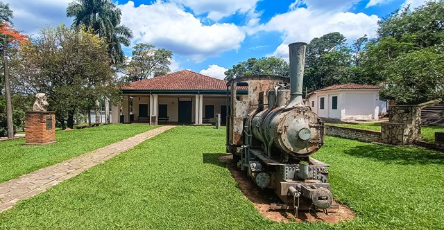 Sede Administrativa e locomotiva a vapor