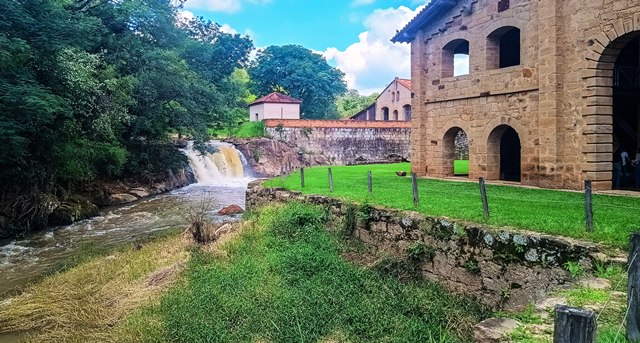 Casa de Armas Brancas e cachoeira no Rio Ipanema