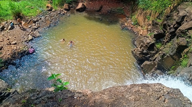 Chegamos na cachoeira. Agora tínhamos que descer