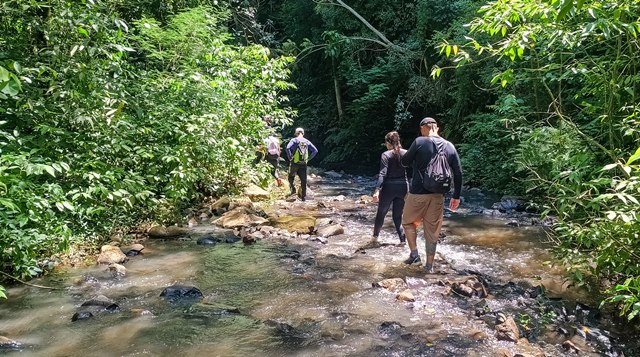 Trekiing pela margem e leito do rio até a terceira cachoeira