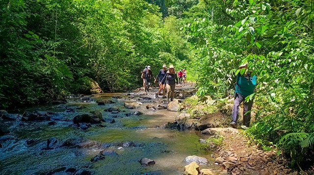 Trekiing pela margem e leito do rio até a terceira cachoeira