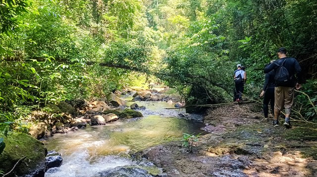 Trekiing pela margem e leito do rio até a terceira cachoeira