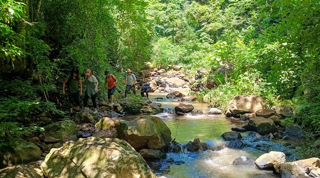 Trekiing pela margem e leito do rio até a terceira cachoeira