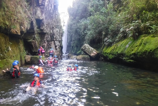 Começando o aquatrekking até a Cachoeira Véu da Noiva