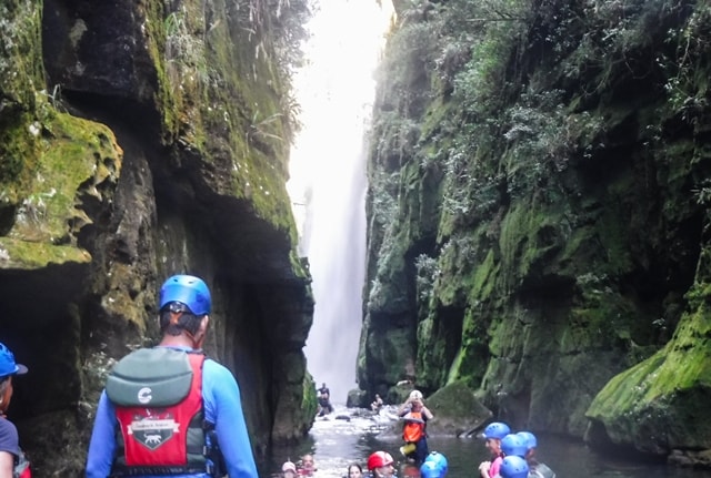 Começando o aquatrekking até a Cachoeira Véu da Noiva