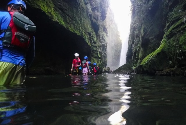 Começando o aquatrekking até a Cachoeira Véu da Noiva