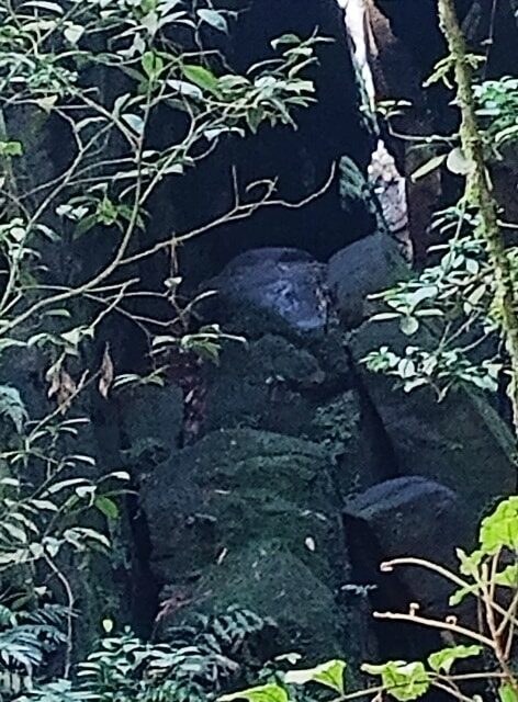 No final da fenda, dizem que nessas pedras é possível ver uma mão e uma onça