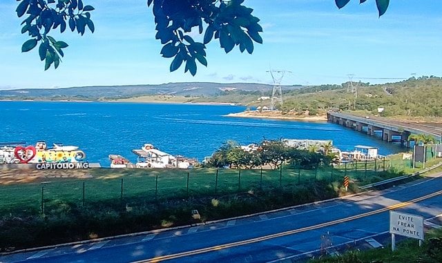 Lago de Furnas com a Ponte do Turvo à direita