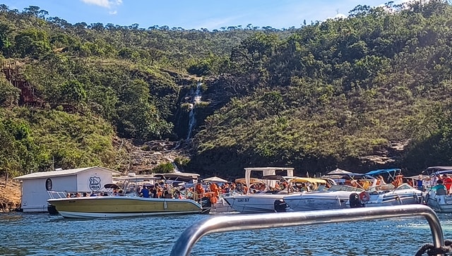 Passeio de lancha no Lago de Furnas