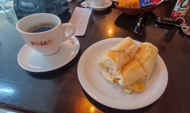Café da manhã na padaria Fama