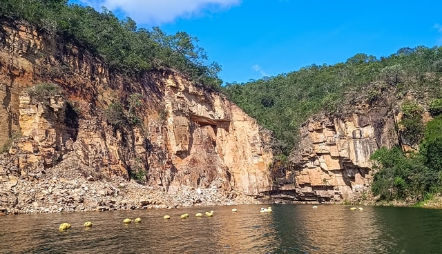 Bóias delimitando o espaço permitido