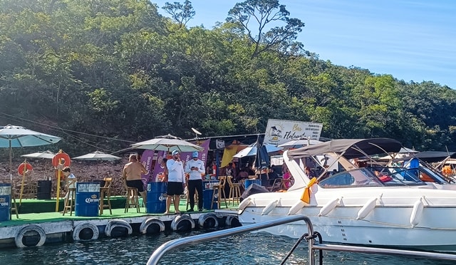 Parada no bar flutuante