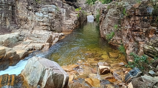 Para a esquerda, vários pocinhos até a Cachoeira no Limite