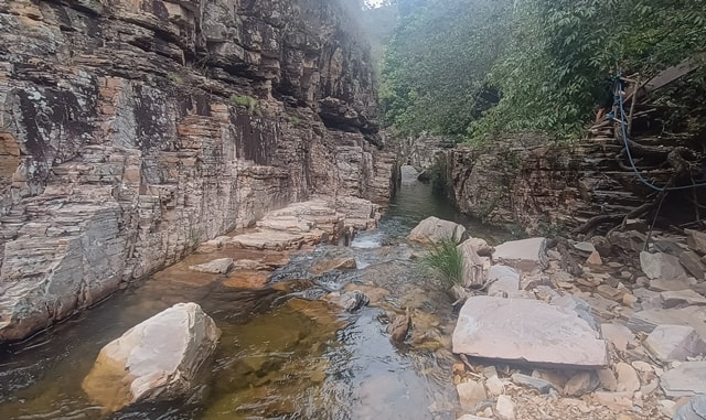 Para a esquerda, vários pocinhos até a Cachoeira no Limite