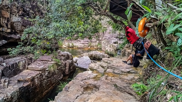 Para a direita, poços mais fundos, com aluguel de coletes