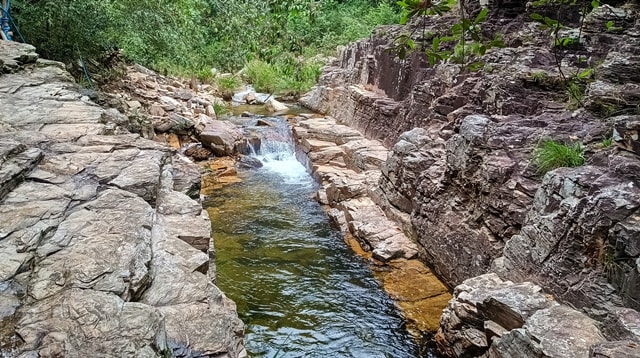 Para a direita, poços mais fundos, com aluguel de coletes