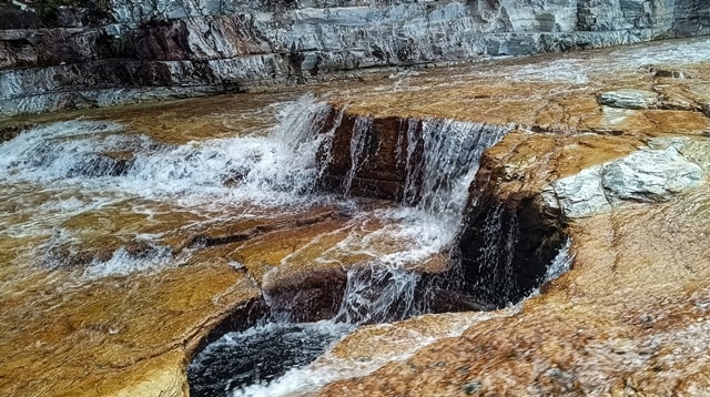 Esse local na cabeceira da cachoeira é bem liso