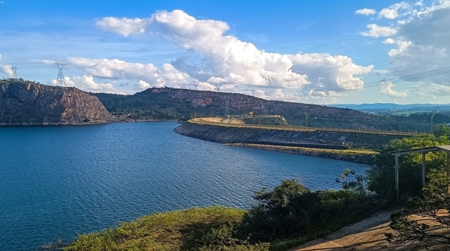Mirante na rodovia, com a represa ao lado direito