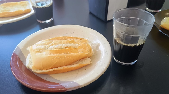 Café da manhã básico em uma padaria básica