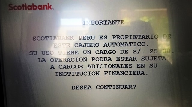 Terminal do Scotiabank infomando a taxa antes de concluir a operação