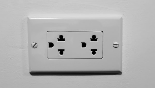 Tomadas no quarto do hotel em Lima