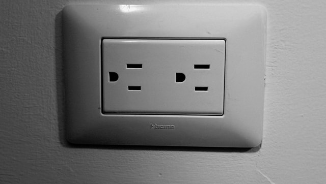 Tomadas no quarto do hotel em Lima